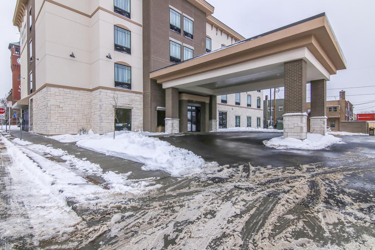 Cobblestone Inn & Suites - Menomonie/Uw-Stout Exterior photo